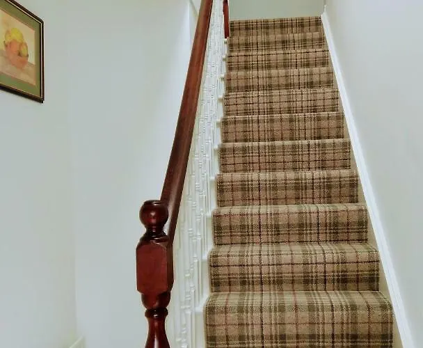 Апартаменты The Hollies Адэр